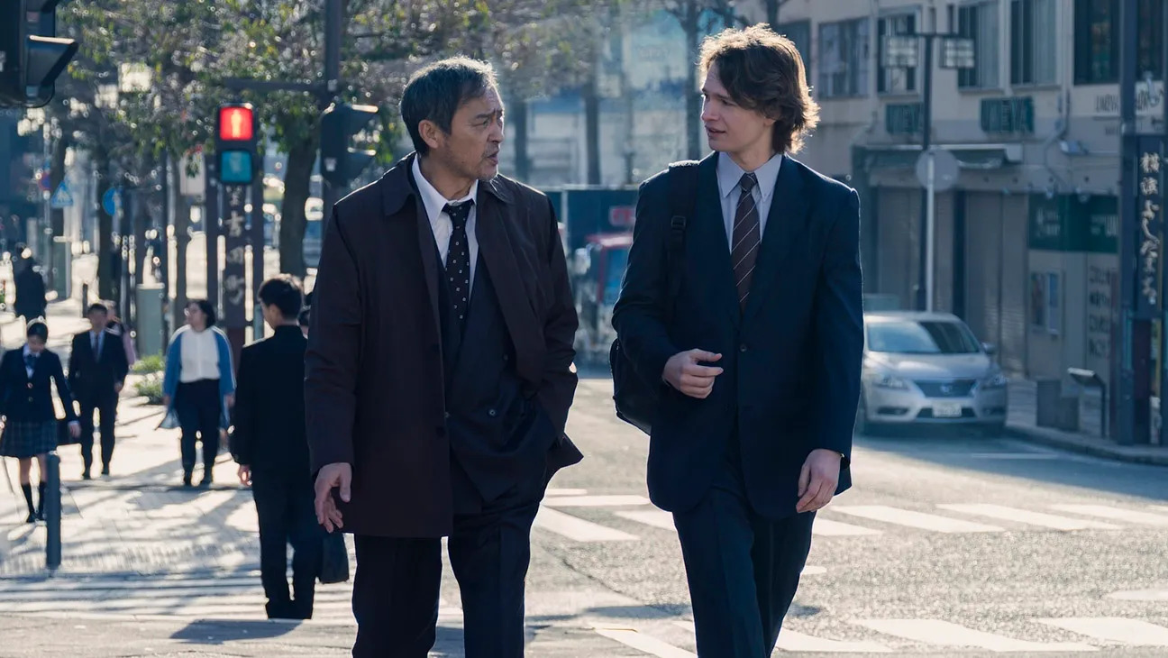 Detective Katagiri and Jake Adelstein discuss a crime they're both investigating for their respective institutions 